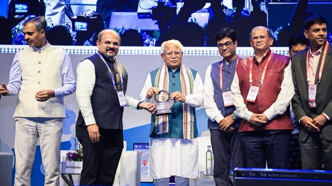 Maha Metro receives the Best Exhibitor award at Urban Mobility India 2026 in Bhubaneswar